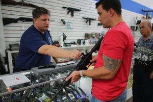 Vì sao quá nhiều người dân Mỹ sở hữu súng đạn?