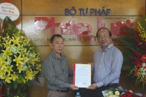 Thứ trưởng Phan Chí Hiếu chúc mừng Báo PLVN và trao quyết định tái bổ nhiệm cho Tổng Biên tập Đào Văn Hội