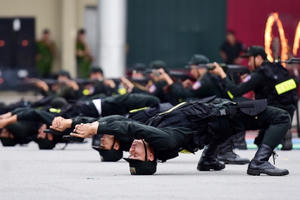 Sinh viên cảnh sát bắn súng, vượt lửa tập trấn áp tội phạm