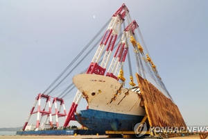Phà Sewol được dựng thẳng, Hàn Quốc tiếp tục tìm kiếm các nạn nhân bị mất tích