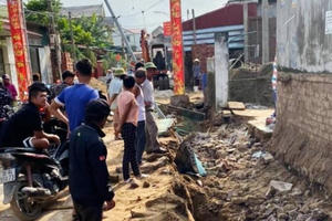Nóng: Sập tường rào khi đào mương nước, hai người thương vong