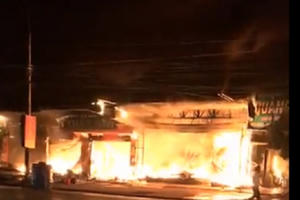 Quảng Ninh: "Bà hỏa" ghé thăm trong đêm, cửa hàng nội thất bốc cháy dữ dội Quảng Ninh: "Bà hỏa" ghé thăm trong đêm, cửa hàng nội thất bốc cháy dữ dội