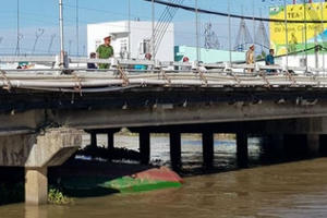 Sà lan bất ngờ chìm, 4 người nhảy ra ngoài thoát nạn