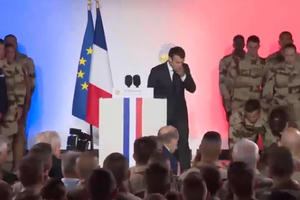 Binh sĩ ngất xỉu ngay trước mặt Tổng thống Pháp