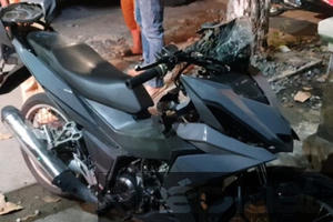 Bình Dương: Lao vào cột điện trên vỉa hè, nam thanh niên tử vong tại chỗ Bình Dương: Lao vào cột điện trên vỉa hè, nam thanh niên tử vong tại chỗ