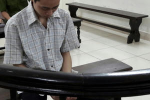 Ngăn cản bất thành, con vác dao xử "nhân tình" của mẹ