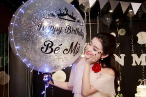 Á hậu Huyền My hạnh phúc đón tuổi mới bên bố mẹ