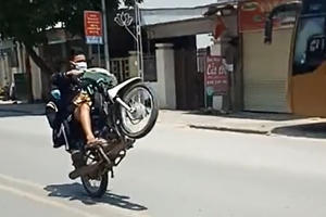 Công an triệu tập nhóm “quái xế” khoe chiến tích bốc đầu lên mạng xã hội