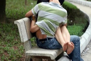 Gia tăng quan hệ tình dục nơi công cộng: Dễ dãi, lệch chuẩn văn hóa