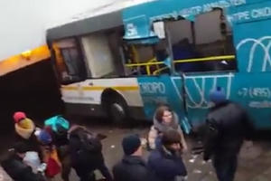 Hãi hùng xe buýt lao vào người đi bộ ở thủ đô Nga Hãi hùng xe buýt lao vào người đi bộ ở thủ đô Nga