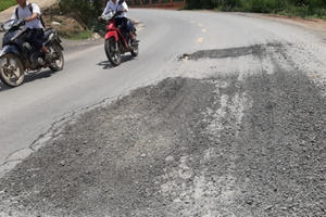 Kỳ lạ ở Lâm Đồng: Đường vừa sửa xong, đào xới lại... sửa tiếp