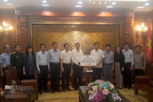 Đoàn công tác TP Đà Nẵng trao tiền ủng hộ các địa phương bị ảnh hưởng do bão lũ