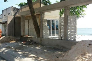 Vũng Tàu: Chưa được cấp giấy phép xây dựng, một hộ dân ngang nhiên đổ đất đá xuống biển