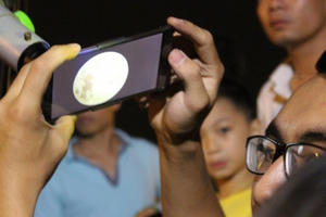 Người dân Thủ đô thích thú ngắm “siêu trăng”