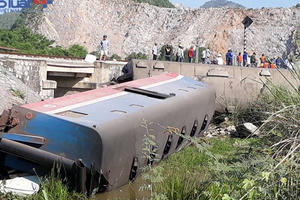 Hiện trường kinh hoàng vụ tai nạn tàu hỏa đâm xe tải khiến 13 người thương vong Hiện trường kinh hoàng vụ tai nạn tàu hỏa đâm xe tải khiến 13 người thương vong