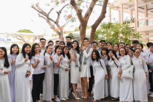 Hai người đẹp hoa hậu tên Dung đọ sắc dưới tàng hoa phượng