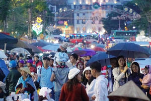Biển người chen chân ở chợ đêm Đà Lạt dịp lễ 30/4