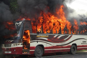 Hà Nội: Xe khách 16 chỗ bất ngờ bốc cháy dữ dội