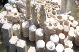 Bắt giữ 43kg nghi là ngà voi được trà trộn trong 33 khúc gỗ rỗng