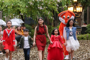 Hà Nội trở lạnh, gần 500 mẫu nhí cầm ô diễn trong mưa