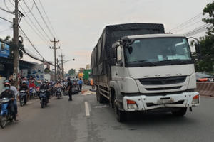 Bình Dương: Va chạm với xe tải, hai vợ chồng tử vong thương tâm