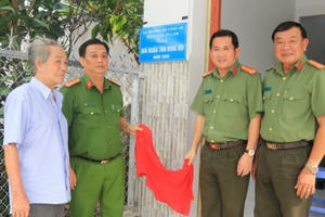 Bộ trưởng Bộ Công an trao nhà " Nghĩa tình đồng đội" cho chiến sỹ gặp khó khăn tại An Giang
