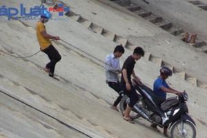 Dân "kêu trời" khi đi qua bến thủy ở huyện Na Hang Dân "kêu trời" khi đi qua bến thủy ở huyện Na Hang