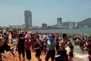 Bình Định: Bãi biển đông nghịt người tắm "xả xui" giữa trưa Tết Đoan Ngọ