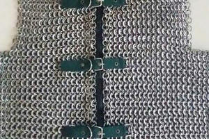 Độc lạ "áo giáp sắt cho hiệp sĩ" giá tiền triệu, nặng gần 10kg