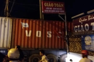 Xe container trôi vào quán ăn, thực khách buông đũa bỏ chạy
