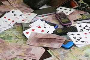 Quảng Ninh: Công an TP Cẩm Phả đột kích bắt quả tang 6 đối tượng đang sát phạt trên chiếu bạc