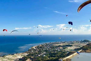 Bay dù lượn trên miệng núi lửa 30 triệu năm ở Lý Sơn