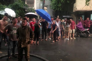Hà Nội: Người dân hoảng loạn khi ngôi nhà bốc cháy giữa cơn giông