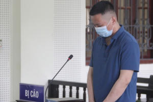 Bạn gái gọi điện khóc vì bị đánh, lái ô tô đến quán karaoke đâm chết người