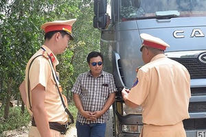 Điều khiển xe quá tải, tài xế hung hăng đe doạ CSGT