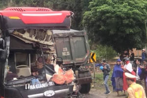 Tuyên Quang: Xe khách đối đầu xe ben, nhiều người nhập viện