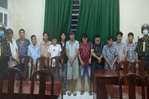 Triệt phá trường gà giữa vườn me ở huyện Nhơn Trạch