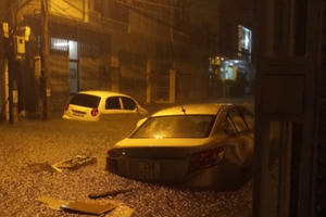 Đà Nẵng: Mưa lớn suốt đêm, nhiều tuyến phố trung tâm ngập sâu dưới nước