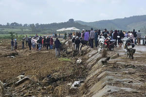 Sập bờ kè ven sông Ba ở Đắk Lắk, 4 người trú mưa bị vùi lấp