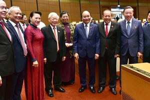 Nổi lửa, giữ lửa và cái chớp mắt lịch sử