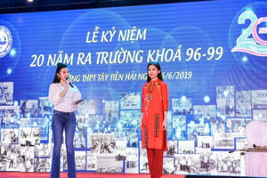 Huyền My xúc động khi làm MC đấu giá áo dài của Ngọc Hân