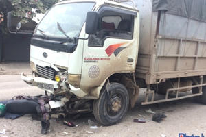 Hà Nội: Xe máy va chạm ôtô tải, một người tử vong