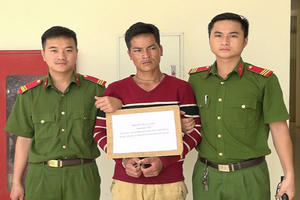 Bắt đối tượng vận chuyển 2 bánh heroin tại Mường Lát