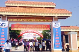 Trường THPT chuyên Võ Nguyên Giáp đón nhận Huân chương Lao động hạng Nhì