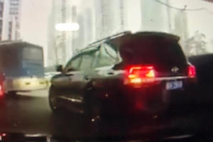 Cộng đồng mạng lại phát sốt với nghi án xe sang Toyota Land Cruiser đổi biển từ trắng sang xanh