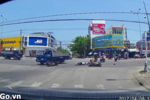 [Clip]: Người đàn ông bị xe đâm bất tỉnh vì qua đường thiếu quan sát