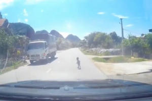 Clip: Thót tim trước hình ảnh cháu bé bò ngang quốc lộ giữa trưa nắng