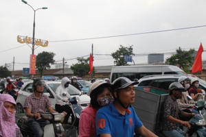 Sau nghỉ lễ, hàng vạn người dân đổ về Thủ đô, giao thông tê liệt