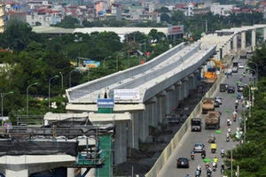 Mở lối đi tắt dưới gầm cầu đường sắt trên cao tiềm ẩn nhiều nguy cơ xảy ra tai nạn