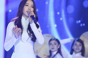 Nam Em gây ấn tượng khi mặc áo dài nữ sinh hát “Ngày xưa Hoàng Thị”